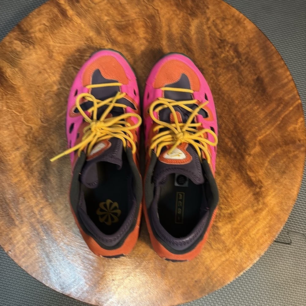 Nike ACG Hiking Shoes - Picture 9 of 10